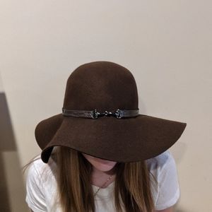 Brown Hat with clip in front. Super cute 😻